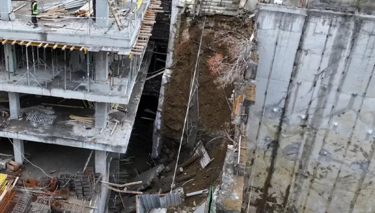 İstanbul'da etkili olan yağış nedeniyle inşaat halindeki binanın istinat duvarı yıkıldı