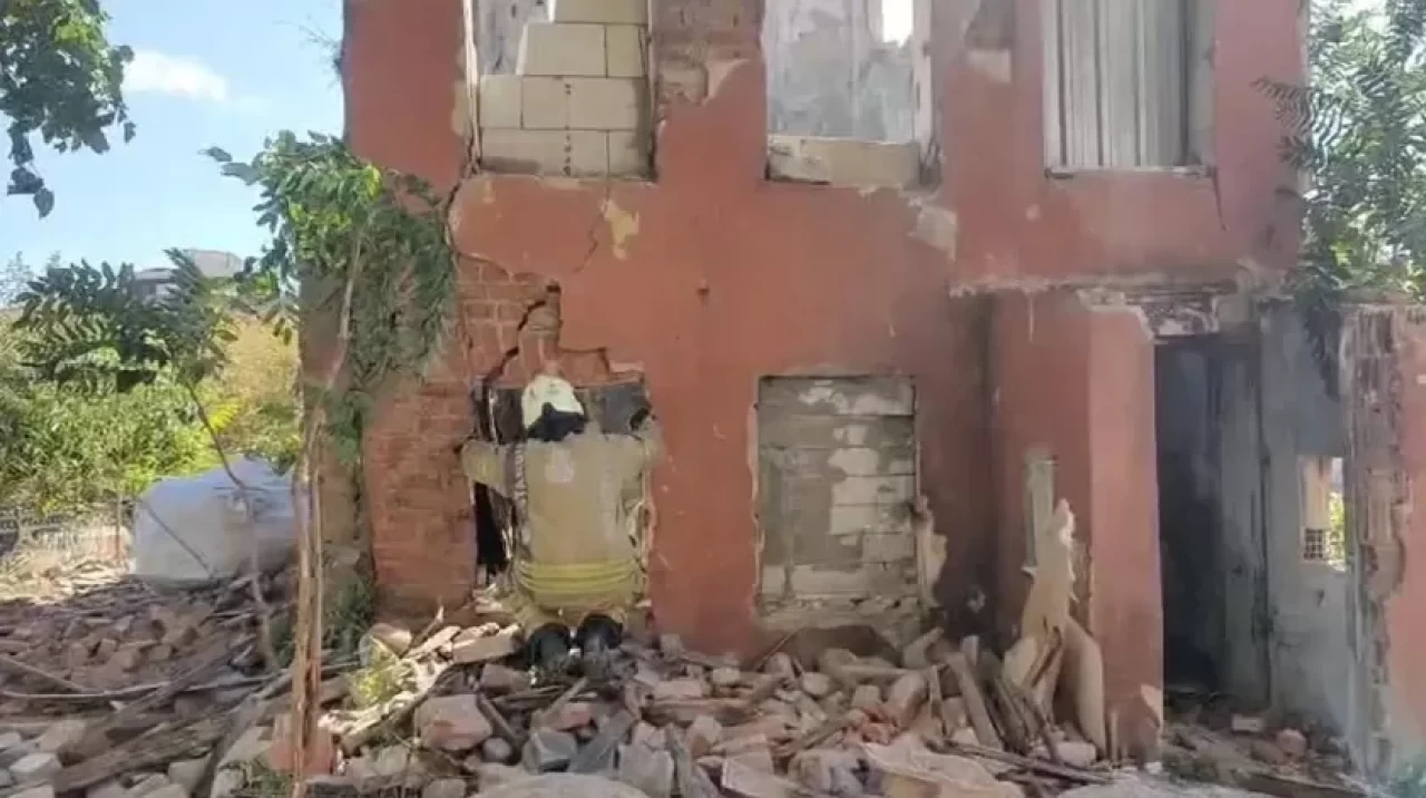 Fatih’te metruk bina çöktü
