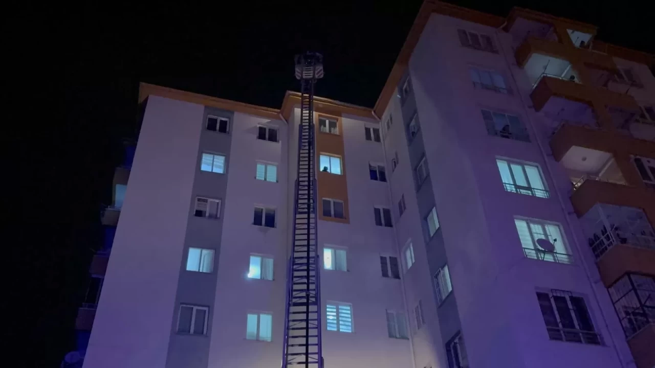 Binanın koridorunda yangın çıktı: Apartman sakinleri sokağa döküldü