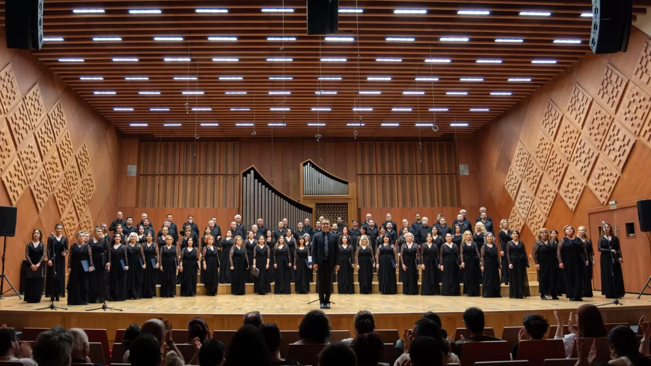 Türkiye’nin koroları Cumhuriyet’in 102. yılı için birlikte söylüyor: 646 ses, tek koro