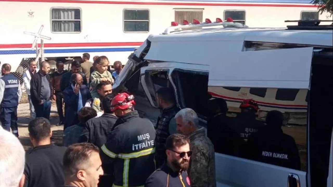 Muş'ta yolcu treni servis minibüsüne çarptı: 17 öğrenci yaralandı