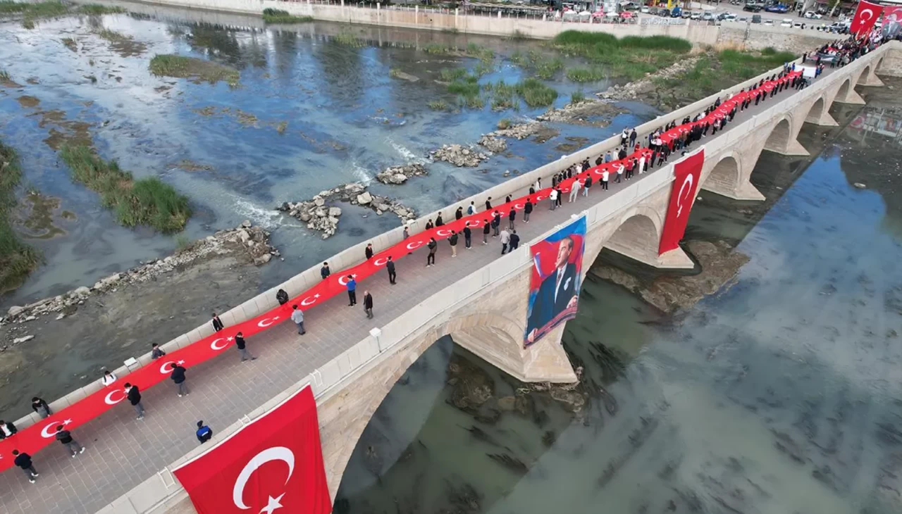 Mersin’de 102 metrelik Türk bayrağıyla coşkulu Cumhuriyet yürüyüşü