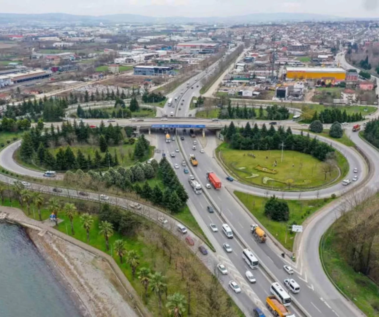 Başiskele’de D-130 kavşak projesi nedeniyle bazı yollar geçici olarak trafiğe kapatıldı