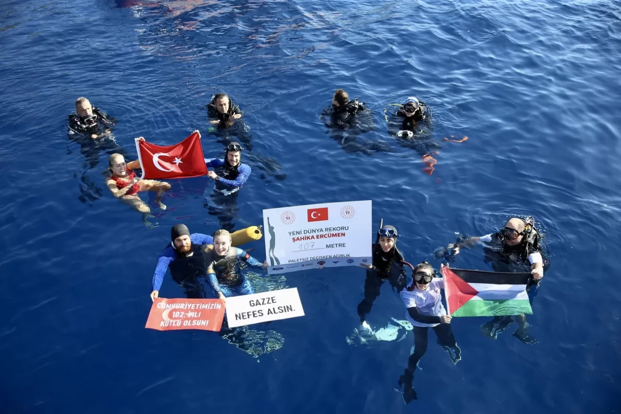 Şahika Ercümen'den Gazze için özel dalış: Dünya rekoru yenilendi