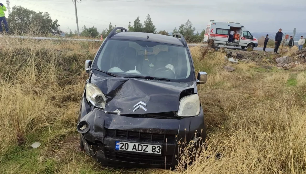 Uşak’ta hafif ticari araç ile otomobil çarpıştı: 5 kişi yaralandı