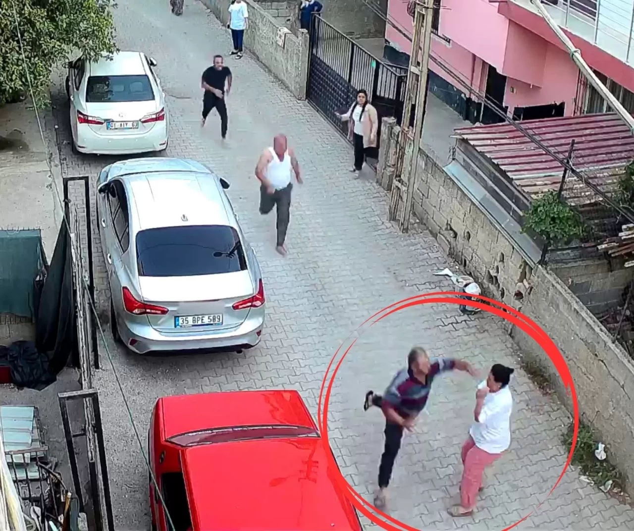 Adana’da trafik tartışması yumruklu kavgaya dönüştü: Kadın yaralandı