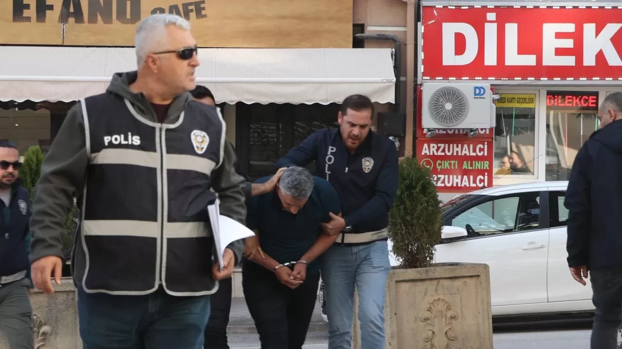 Çocuğunu yerde defalarca darbeden baba tutuklandı