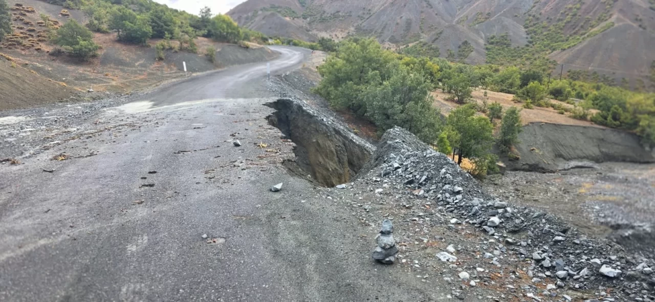Elazığ’da köy yolunda çökme meydana geldi