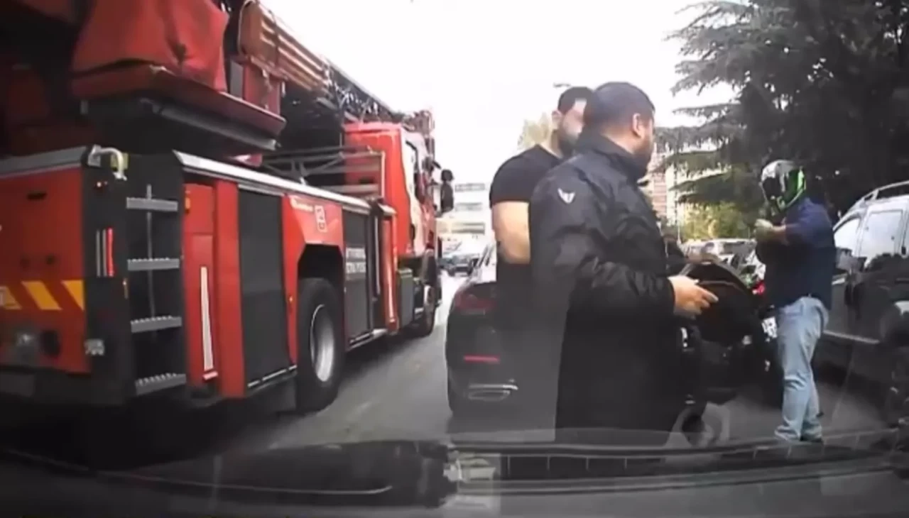 Bakırköy’de iki motosikletli kavga etti: İtfaiye ekibi anonsla uyardı