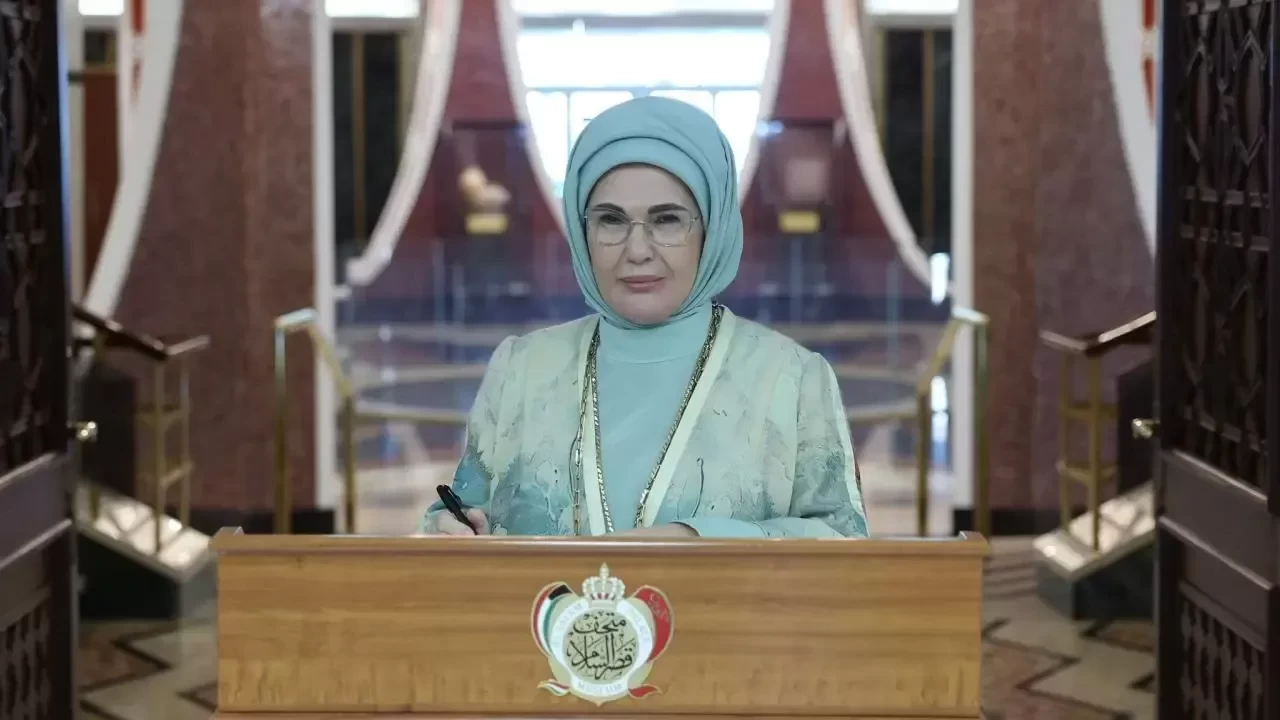 Emine Erdoğan Kuveyt'te kültürel mirası inceledi: Al-Salam Sarayı Müzesi'ni ziyaret etti