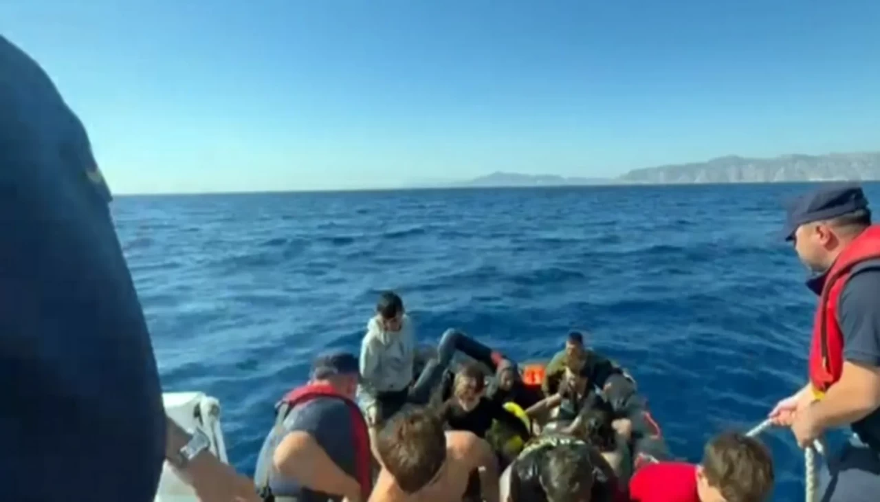 Yunan Sahil Güvenliği tarafından geri itilen 22 düzensiz göçmen kurtarıldı