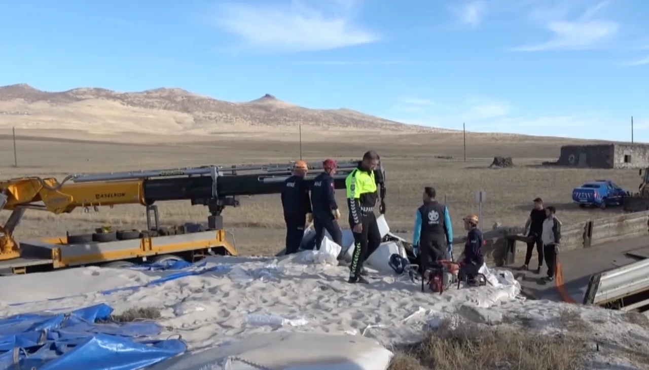 Aksaray’da TIR toprak yığınına çarptı: Sürücü hayatını kaybetti