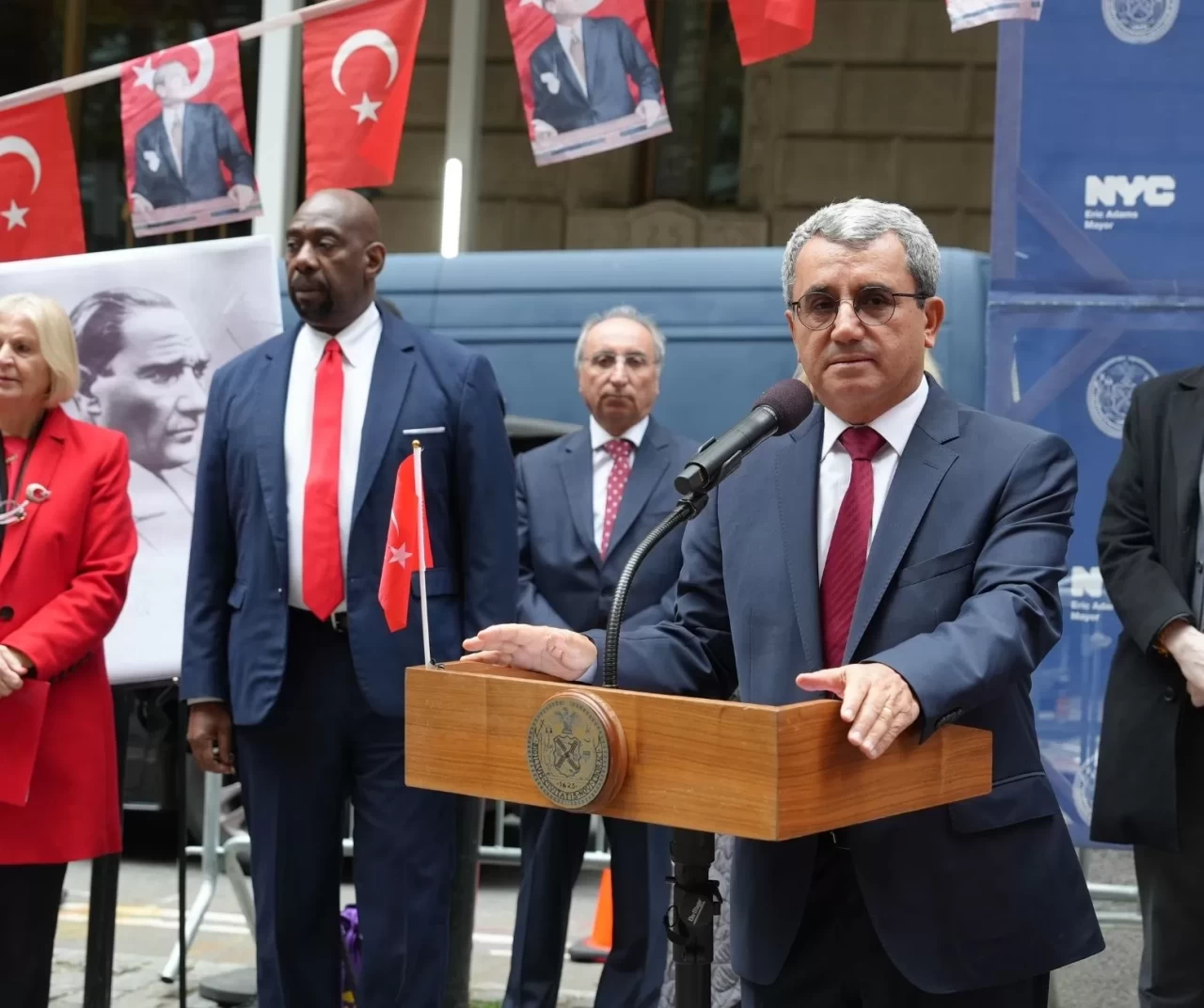 New York'ta Türk ve Amerikan bayrakları göndere çekildi