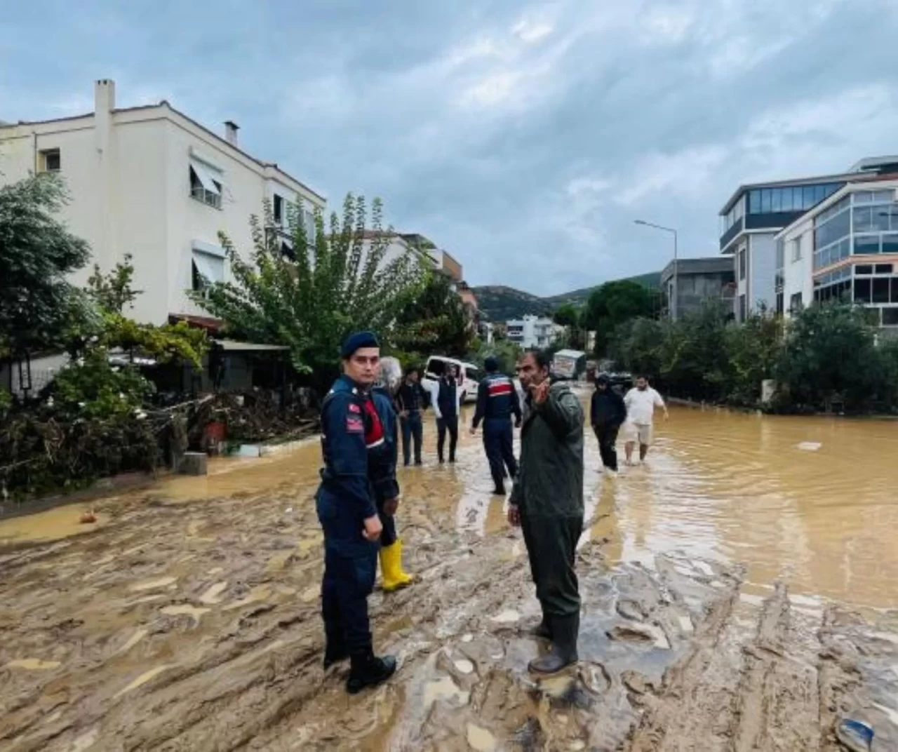 Foça’da sel felaketi: 70 yaşındaki Bülent Kaptanoğlu’ndan hâlâ haber yok