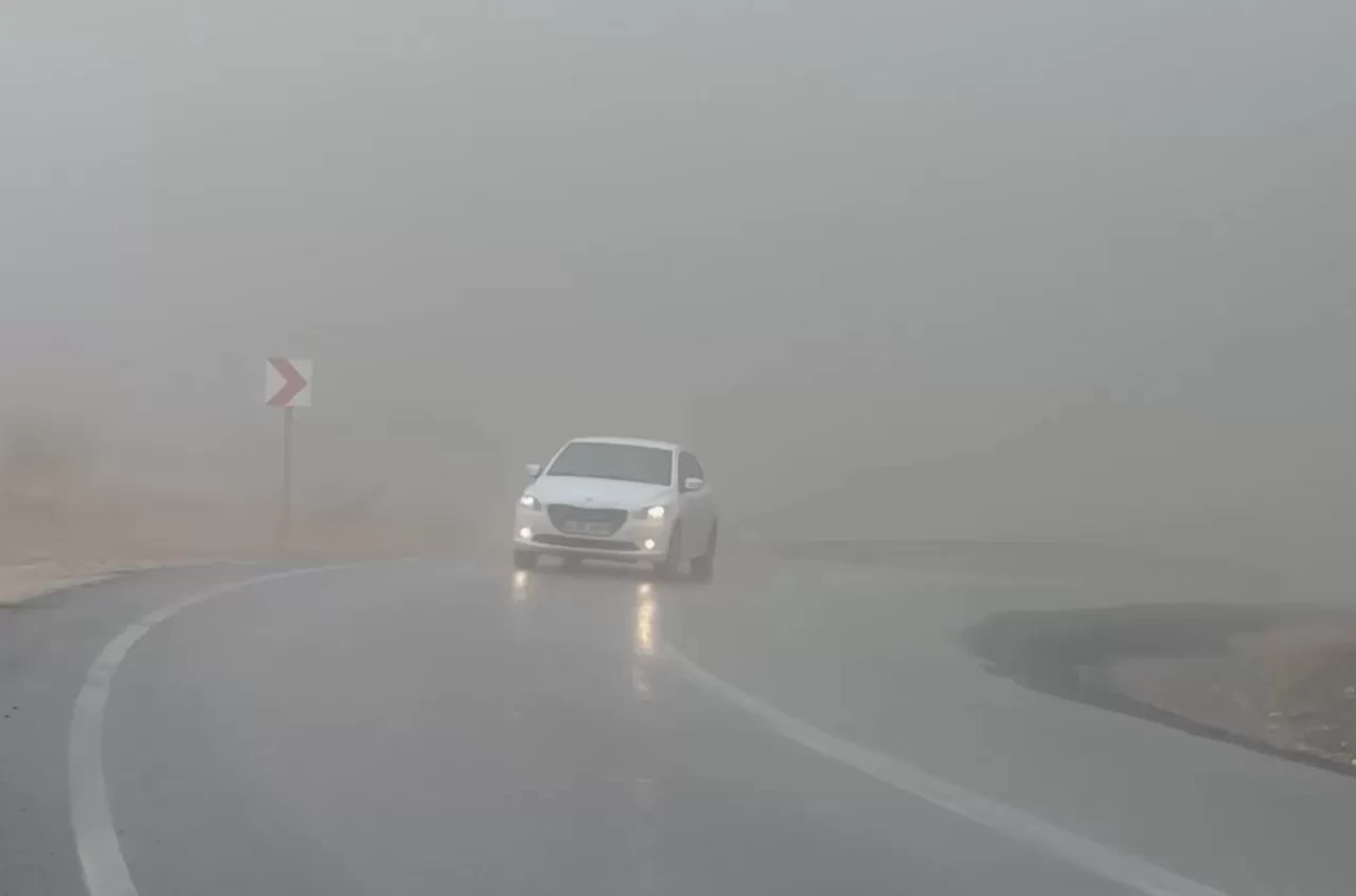 Hakkari-Yüksekova-Şemdinli yolunda yoğun sis sürücülere zor anlar yaşattı