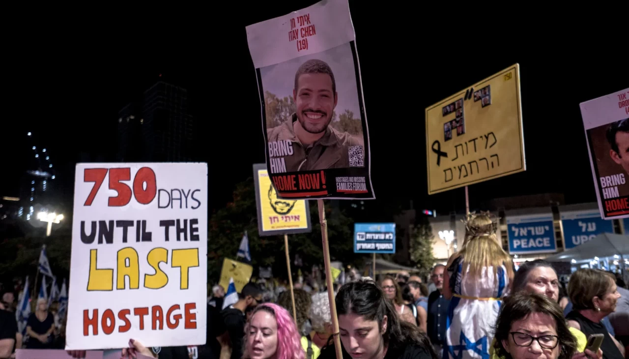 Tel Aviv’de rehinelerin cenazeleri için protesto: “13 kişinin cesedini geri verin”
