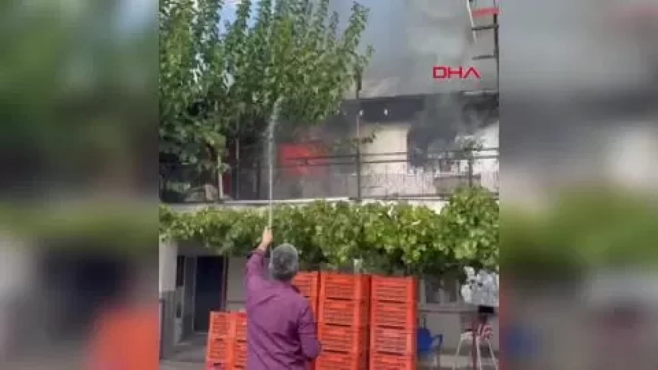 Manisa'da ev yangını! İkinci kat kullanılamaz hale geldi