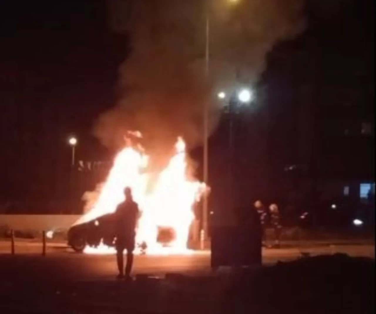 Denizli’de park halindeki araç alevlere teslim oldu