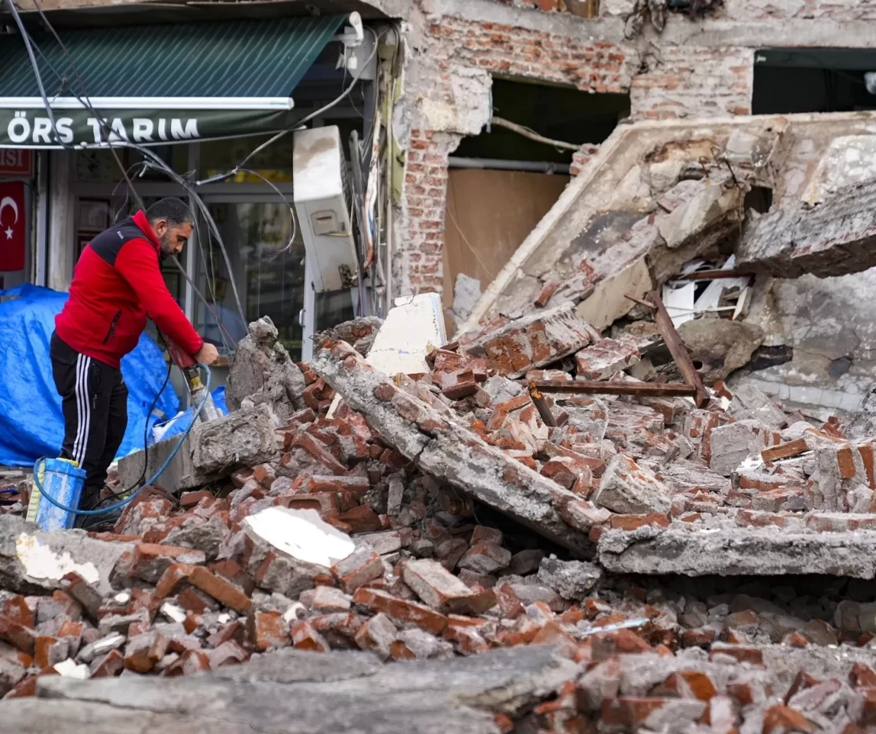 Bakan Memişoğlu açıkladı: Balıkesir Sındırgı depremi sonrası 26 yaralı taburcu edildi