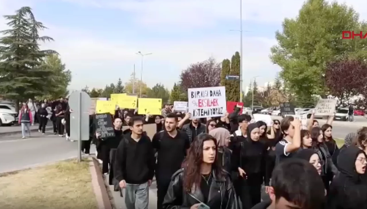 Erciyes Üniversitesi’nde Meliha Keskin için ‘kadına şiddete hayır’ yürüyüşü