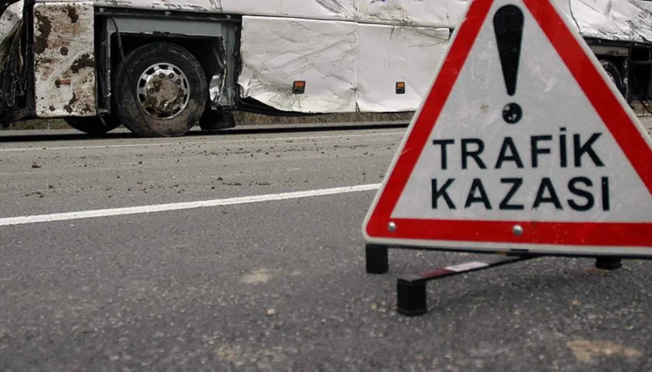 Ataşehir’de yağış kazayı getirdi: Hafriyat kamyonu bariyerlere çarptı