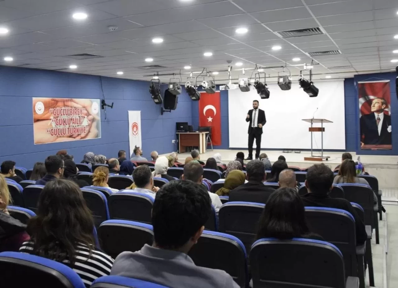 Muş'ta Aile ve Sosyal Hizmetler İl Müdürlüğü personeline travma eğitimi