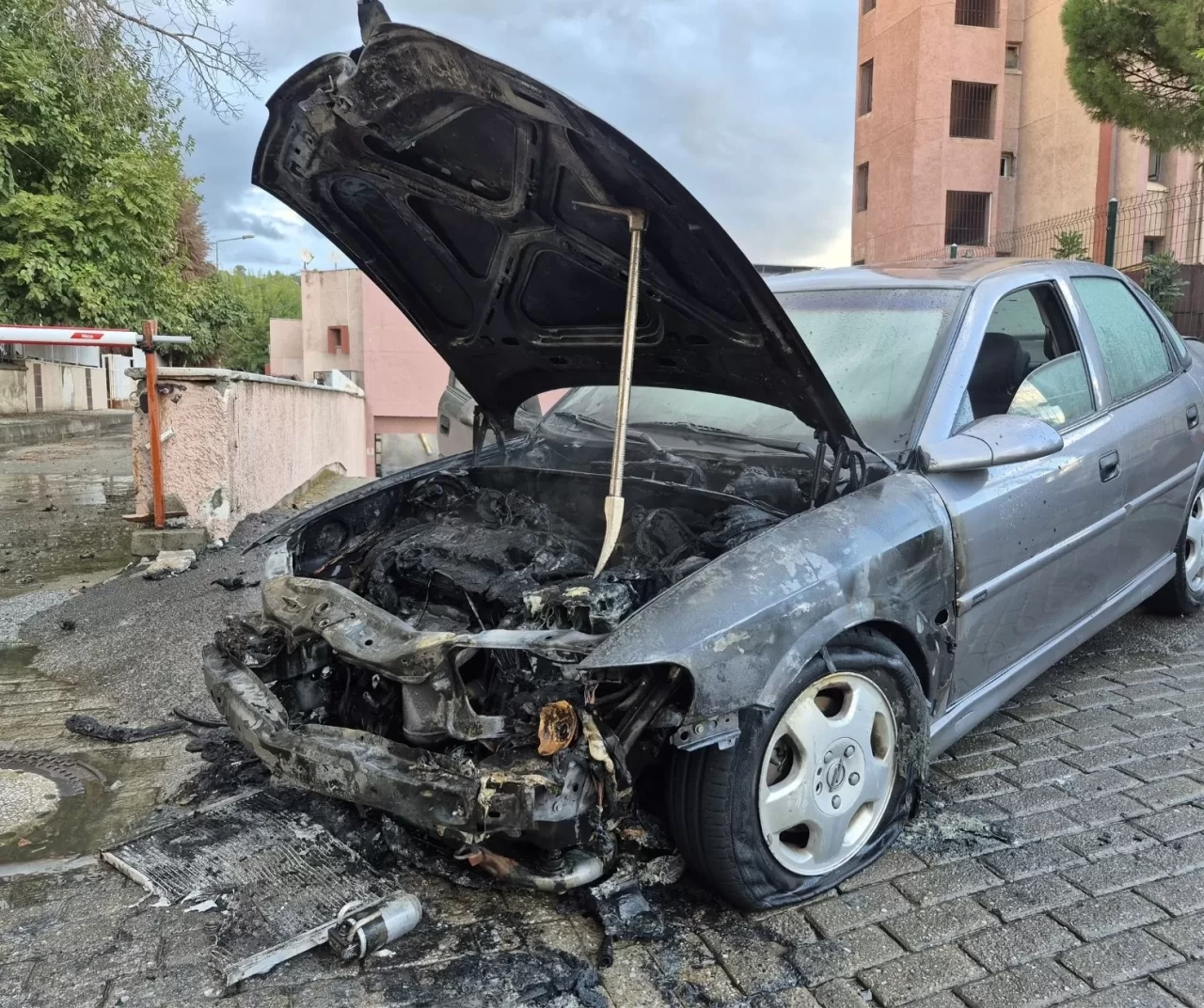 Aydın Efeler’de seyir halindeki otomobil alev aldı