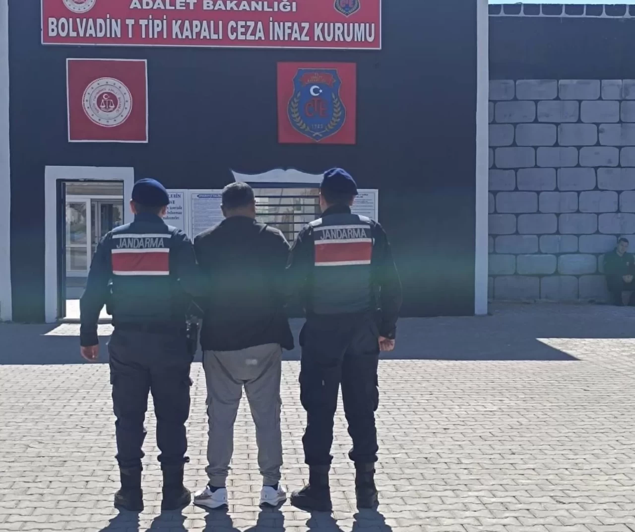 Afyonkarahisar’da 26 yıl hapisle aranan şahıs jandarma operasyonu ile yakalandı