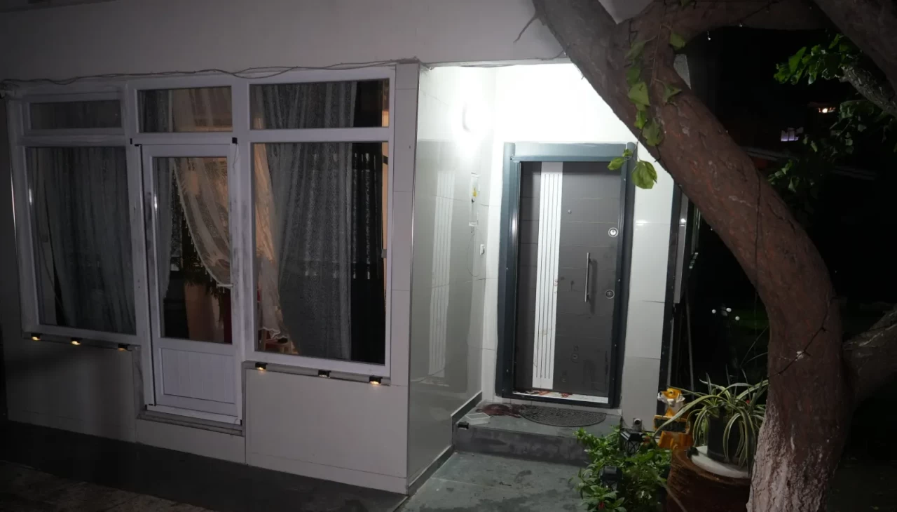 Evin önündeki kan lekeleri ekipleri alarma geçirdi