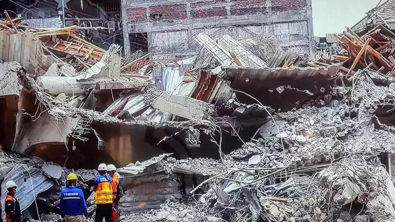 Endonezya'da okul binası çöktü! Hayatını kaybedenlerin sayısı 37'ye çıktı