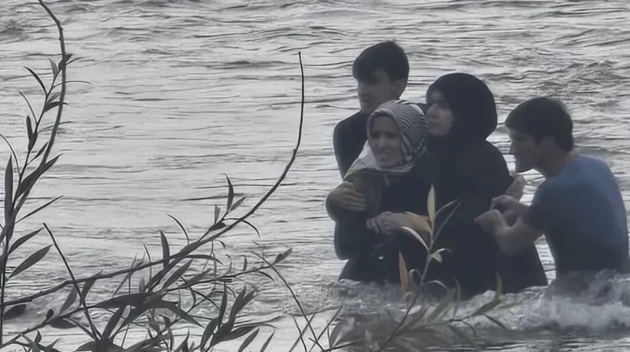 Elazığ'da baraj kapakları açıldı! 4 kişilik aile nehirde mahsur kaldı