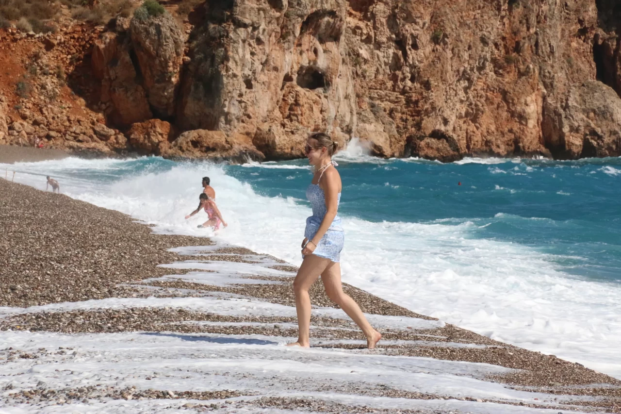 Antalya'da yabancı turistler dalgalara rağmen denizegirdi