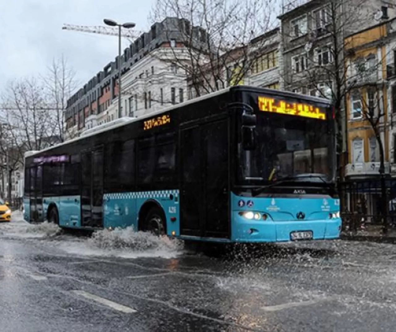 Büyükçekmece’de kamyonun çarptığı özel halk otobüsündeki 9 yolcu yaralandı