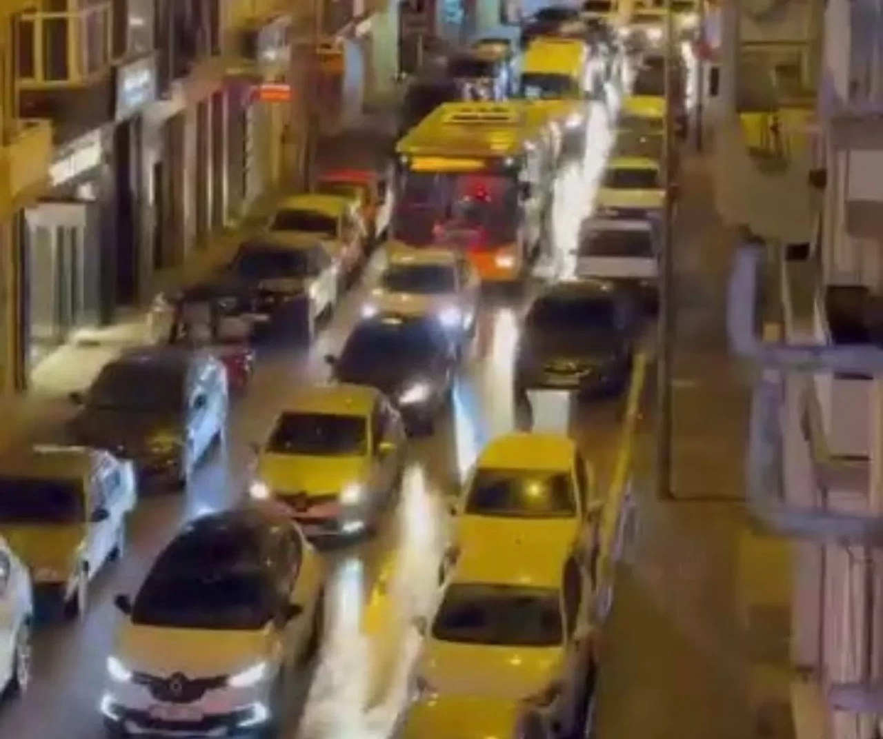 Bursa’da alkollü sürücü trafiği kesti, polis gibi hareketler yaptı