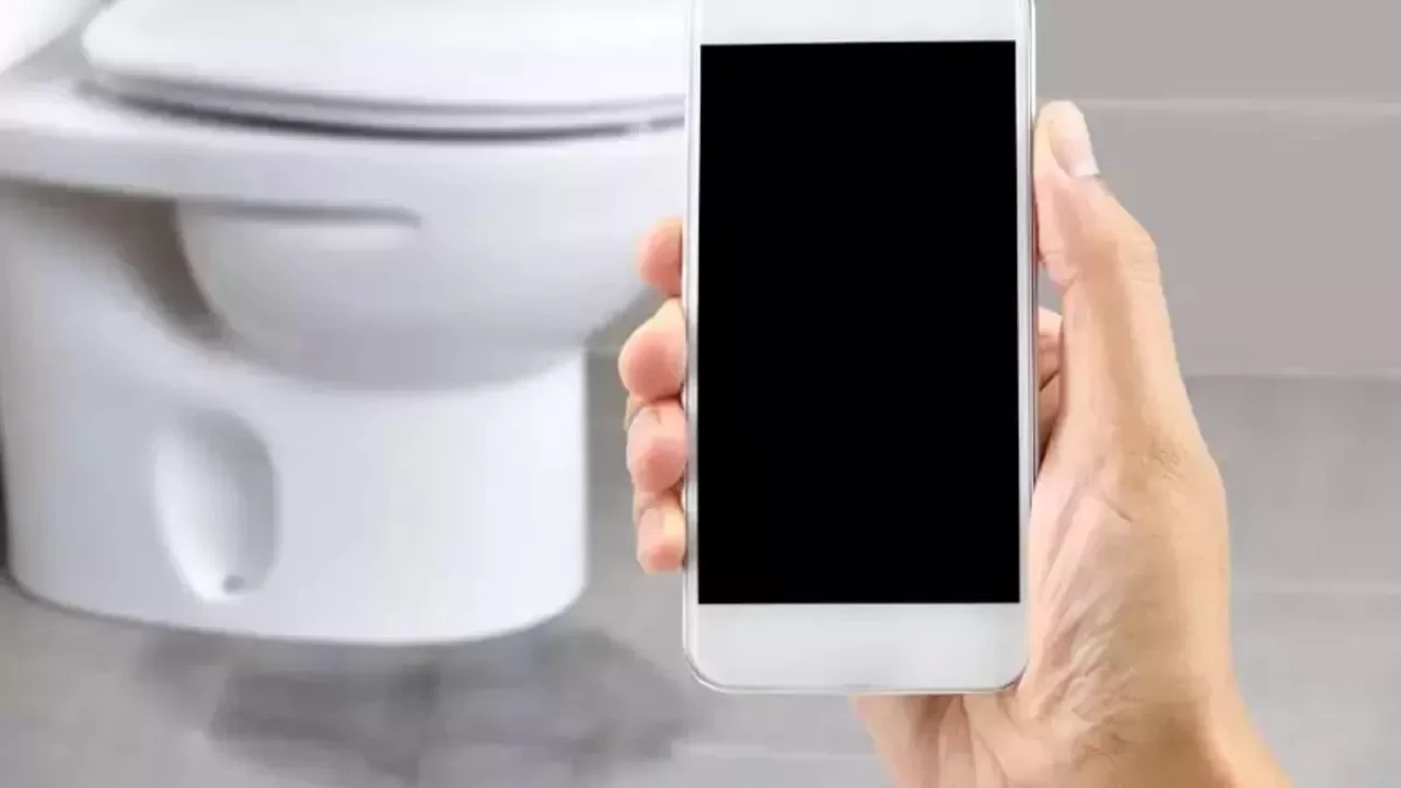 Tuvalete Telefonla Girmek Sandığınızdan Daha Tehlikeli! Nedenini Duyunca Şok Olacaksınız