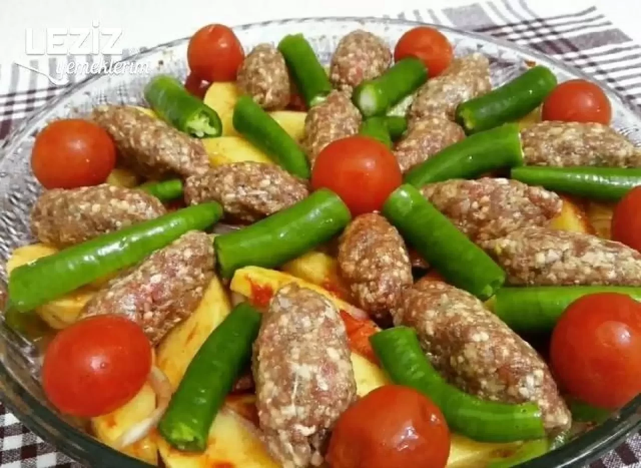 Fırında Köfte Patates Tarifi: Lezzetiyle Sofraları Şenlendirin!