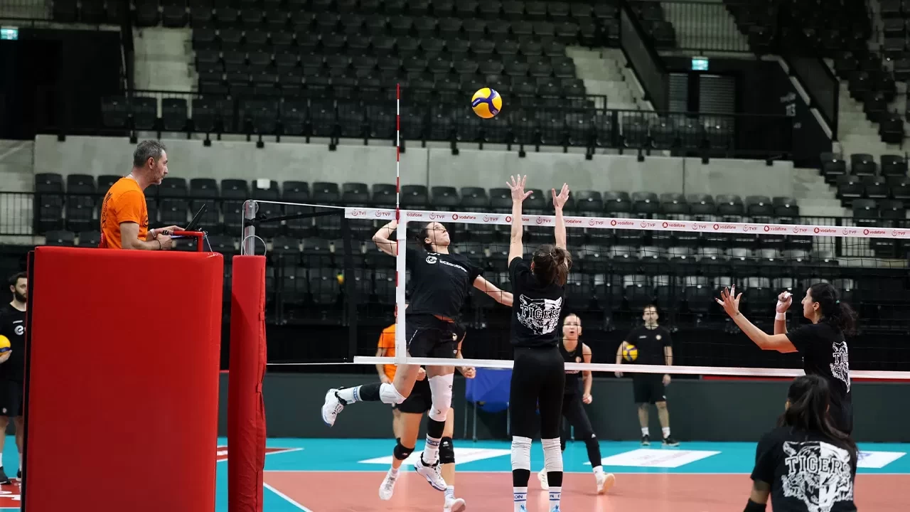 Eczacıbaşı Kadın Voleybol Takımı, Sultanlar Ligi’nde derbi heyecanı yaşayacak