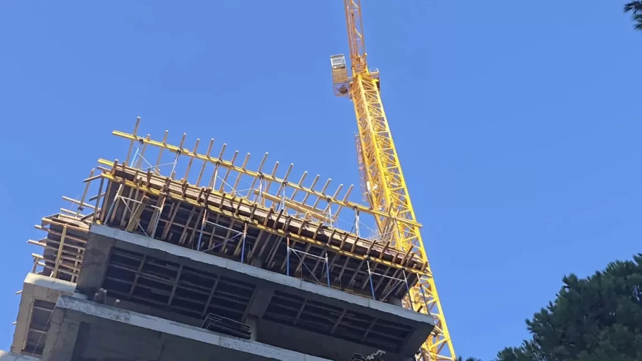 Kadıköy'de yüksekten düşen inşaat işçisi, kurtarılamadı