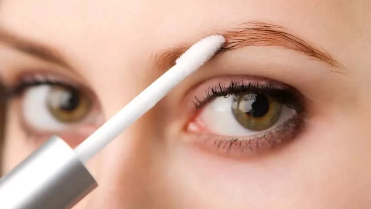 Kaşlarınızı Evde Açarken Bu Hatalara Sakın Düşmeyin! En Etkili Yöntem Burada!