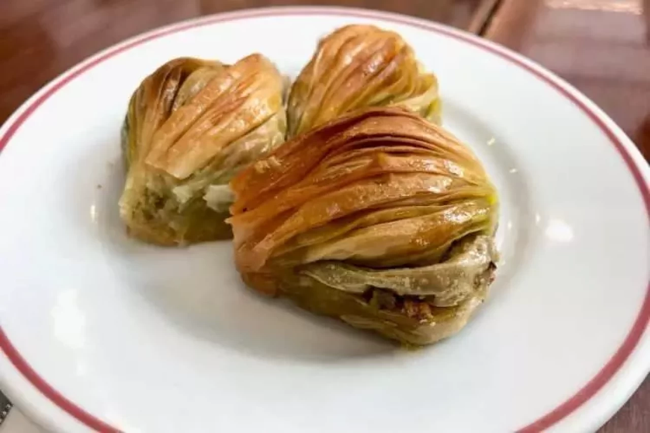 Şerbetiyle Damakları Şenlendiren Mekik Tatlısı: İnce Hamuru ve Bol Fıstığıyla Sofraların Yıldızı!