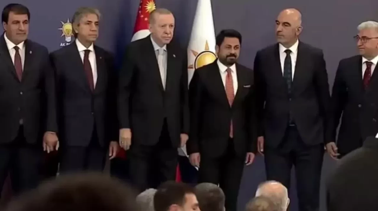 7 belediye başkanı AK Parti'ye geçti: Cumhurbaşkanı Erdoğan rozetlerini taktı