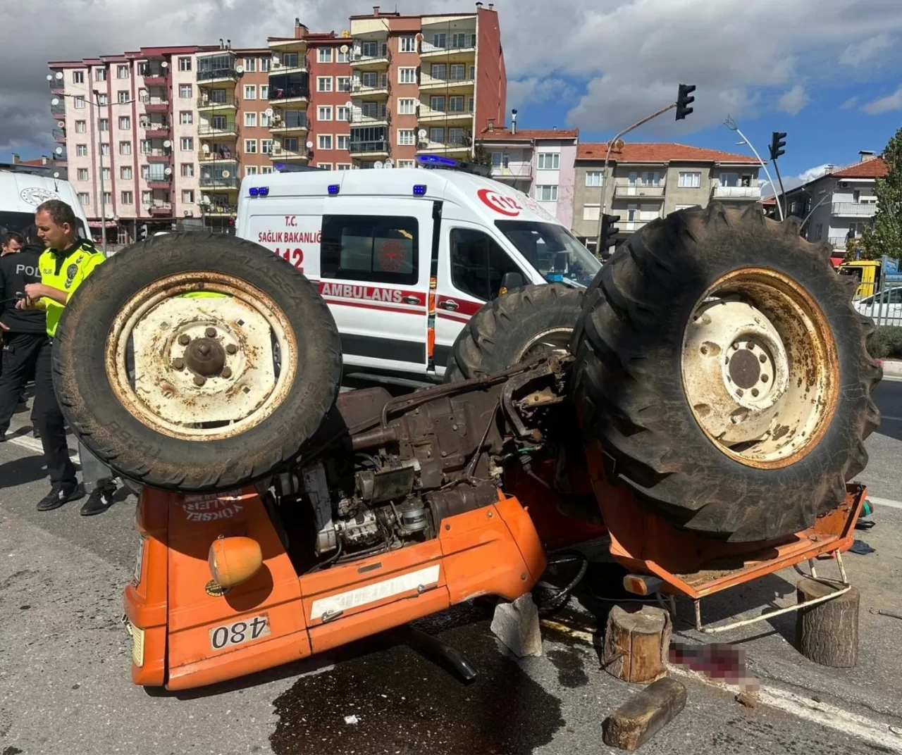 Uşak’ta feci trafik kazası: 3 araç birbirine girdi, 1 sürücü ağır yaralandı