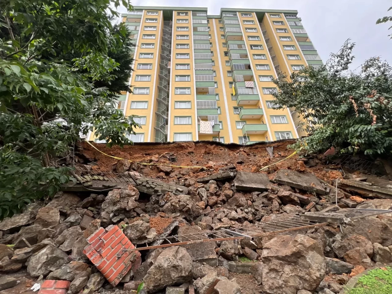 Trabzon’da gece korkutan anlar! İstinat duvarı çöktü