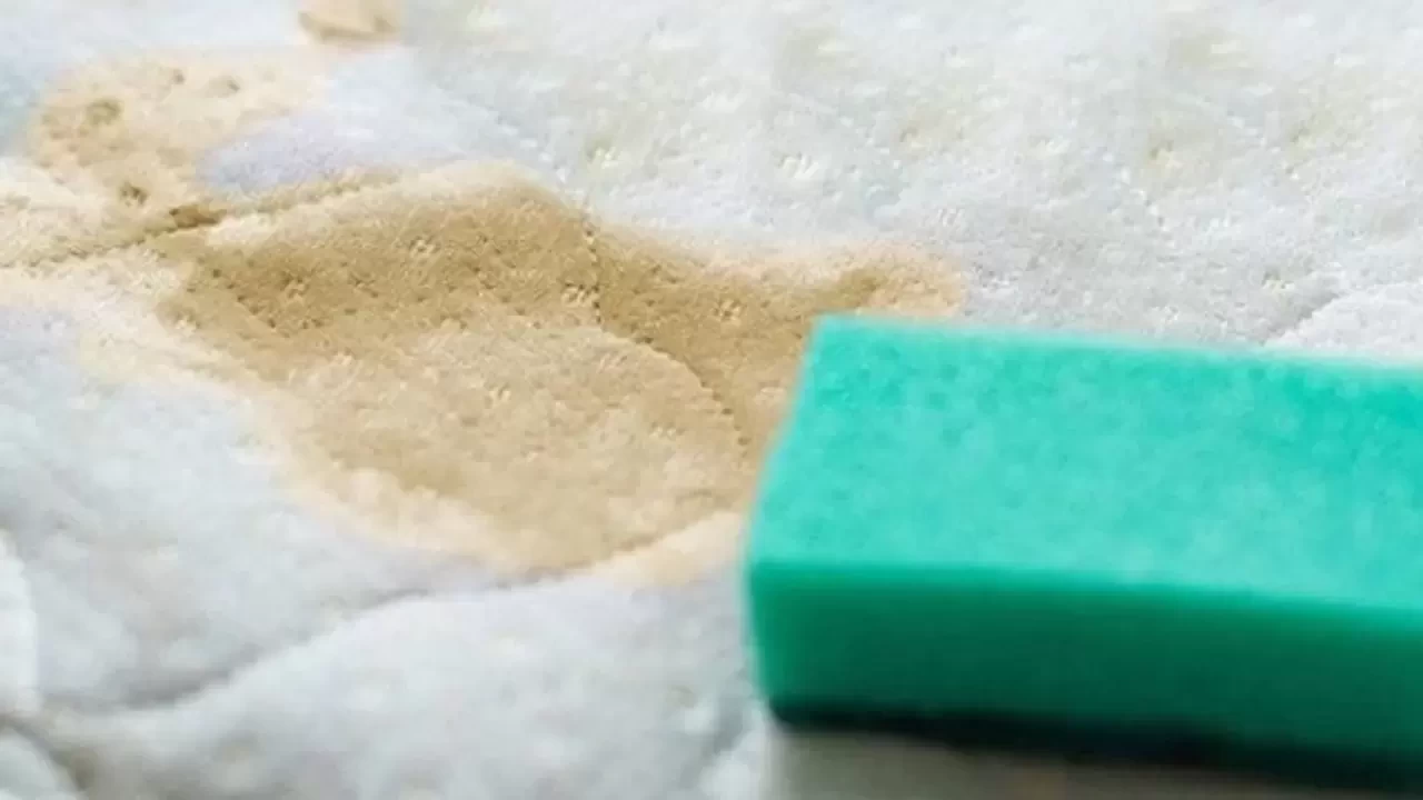 Yataktaki sarı lekeleri temizleyen yöntem! Evdeki malzemelerle kolayca çıkıyor