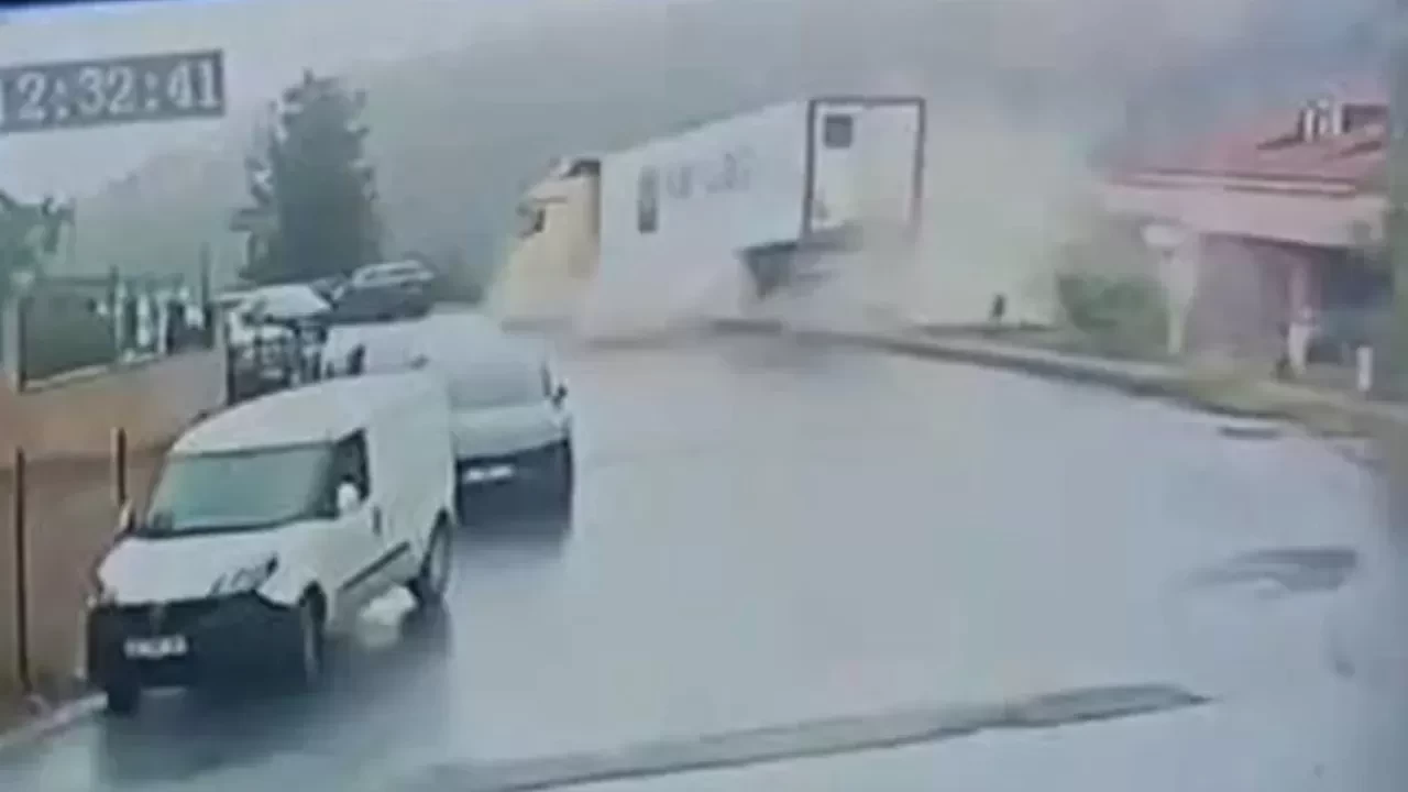 Sarıyer'de TIR devrildi: Çocuk parkında faciadan dönüldü