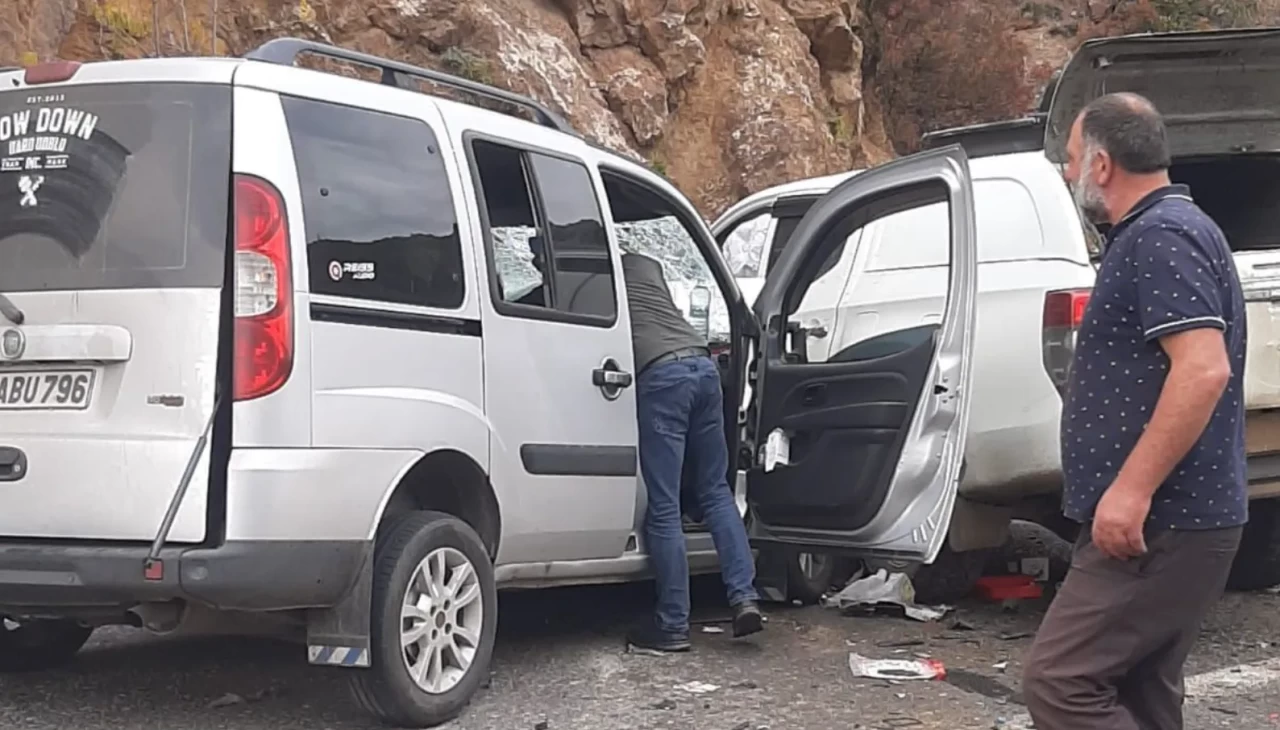Artvin’de zincirleme kaza: 3 araç birbirine girdi, 4 kişi yaralandı