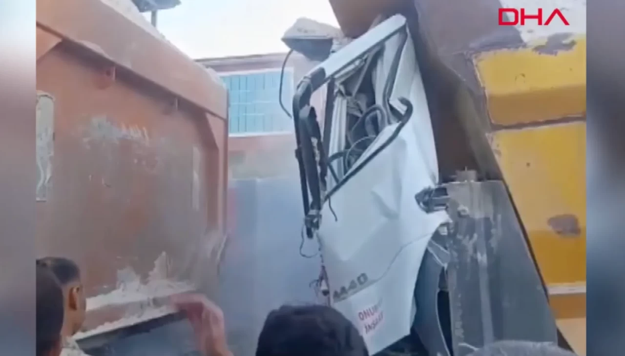 Mardin’de TIR’a çarpan kamyonun sürücüsü hayatını kaybetti