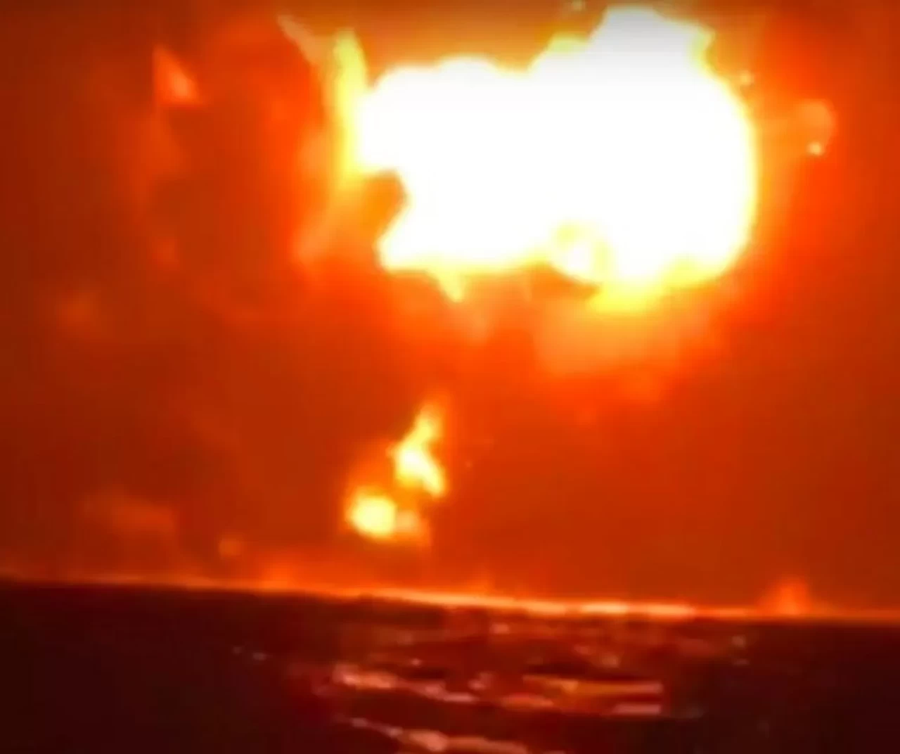 Kızıldeniz’de LNG yüklü tankerde patlama: 2 kişi kayıp, 24 denizci kurtarıldı