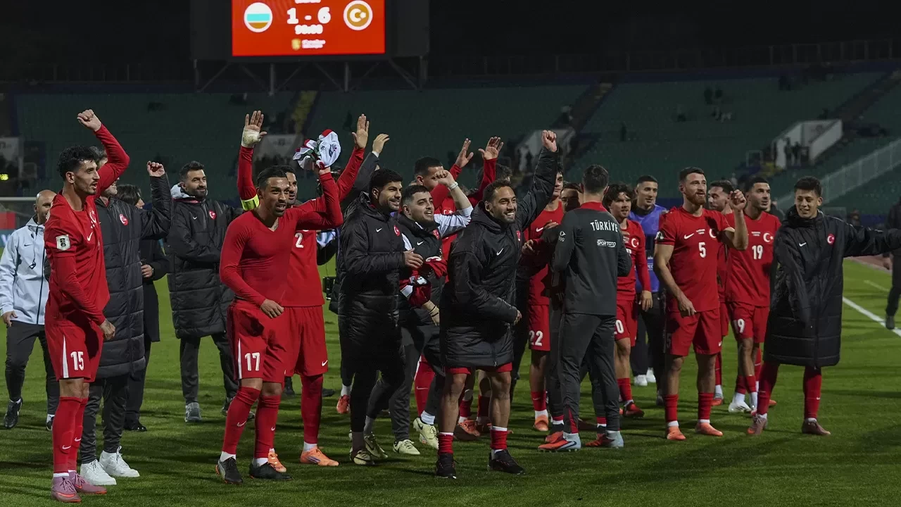 Hakan Çalhanoğlu: “100’e ulaşmak kolay değil, takım arkadaşlarıma teşekkür ediyorum”