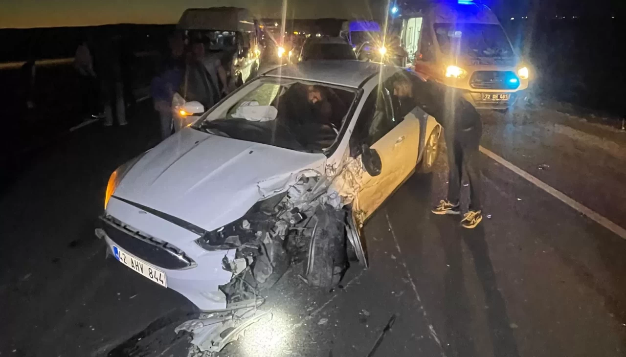 Batman'da iki araç kafa kafaya çarpıştı: 2 yaralı